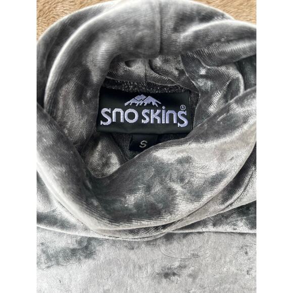 SnoSkins Metallic Velvet Turtleneck Mid Layer Women’s Size Small Silver Damask - Picture 2 of 6